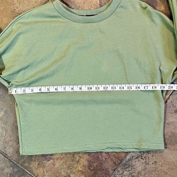Zesica Women’s Green Cropped Sweatshirt Medium - Picture 6 of 9